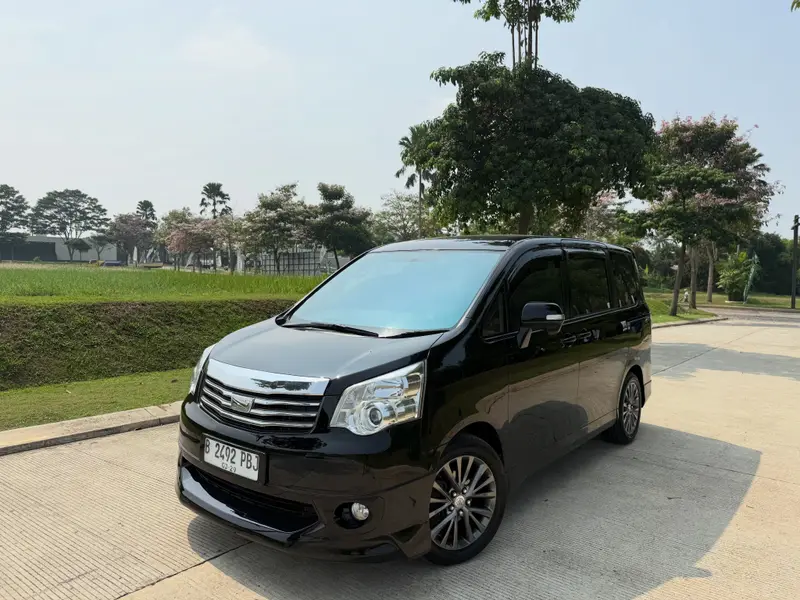 Toyota NAV1 V 2013